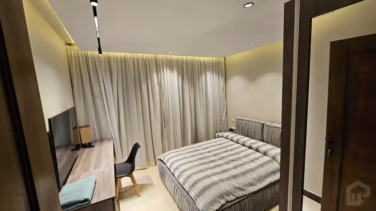 شقة دوبليكس للبيع غرفة نوم واسعة بتشطيب فاخر داخل دوبليكس 330 متر في التجمع الخامس