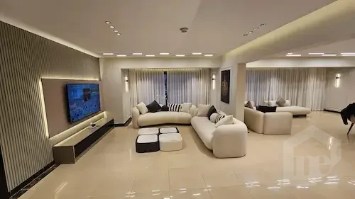 دوبليكس للبيع في التجمع الخامس صالة معيشة كبيرة بتصميم عصري وإضاءة مميزة  EN: