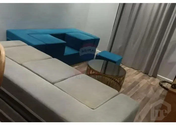 Modern living room in a penthouse for sale in Mountain View Hyde Park