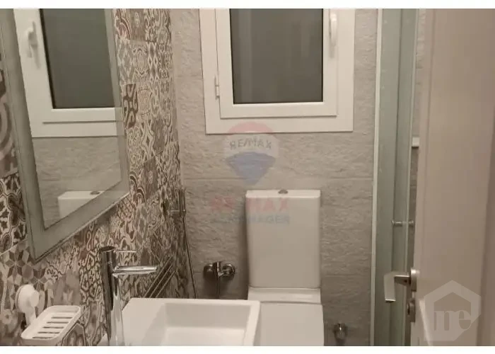 Modern bathroom design in a penthouse for sale in Mountain View Hyde Park