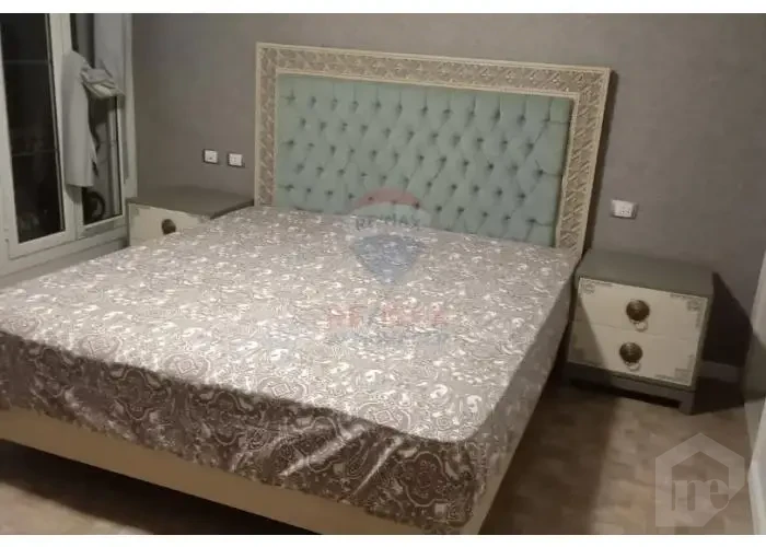 Furnished master bedroom in a penthouse for sale in Mountain View Hyde Park