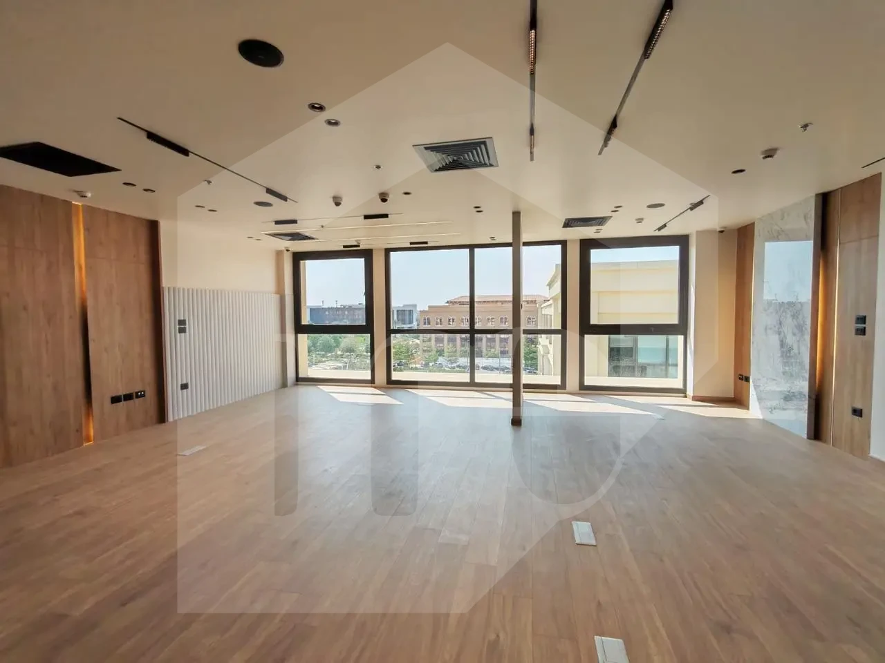 Open-plan administrative office for sale in Mivida Park with great light