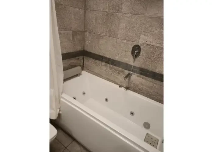 Penthouse for sale in Mountain View Hyde Park Fifth bathroom bathtub