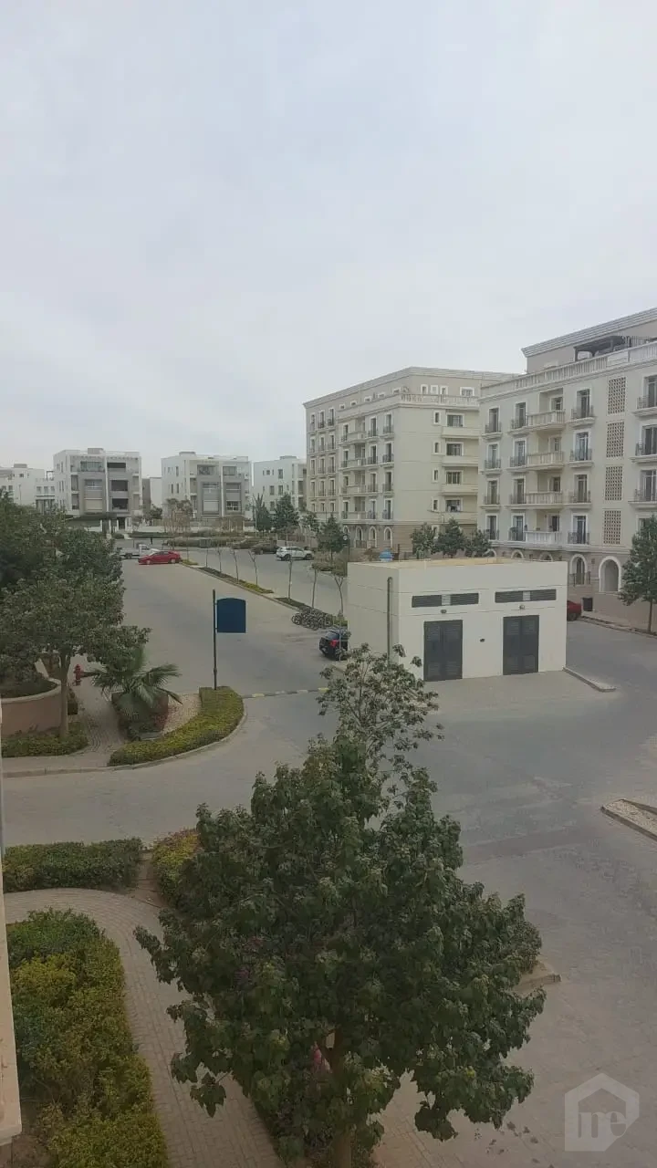Studio for sale in Hyde Park Compound street and building view