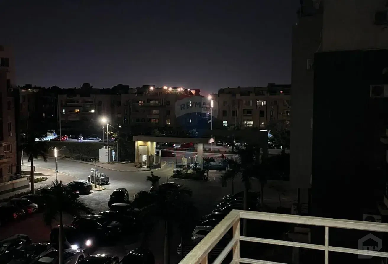 شقة 3 غرف مفروشة بإطلالة مباشرة على حمام السباحة