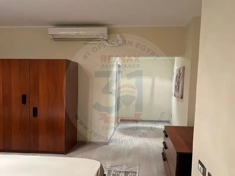apartment with ACs and furnished in palm hills