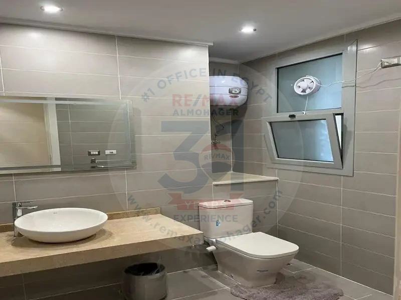 Apartment with private garden in Palm Hills