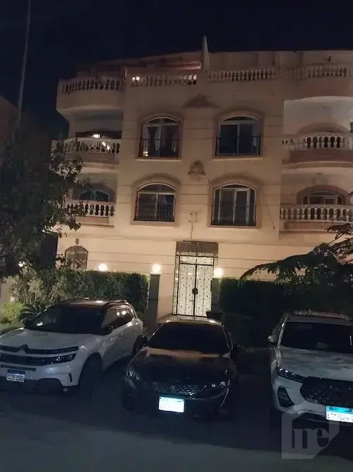 Rooftop for sale in Al Banafseg Villas 250m night entrance