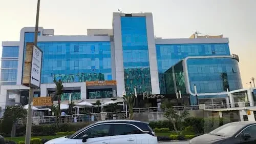 عيادة صغيرة للإيجار في مجمع أعمال 37م