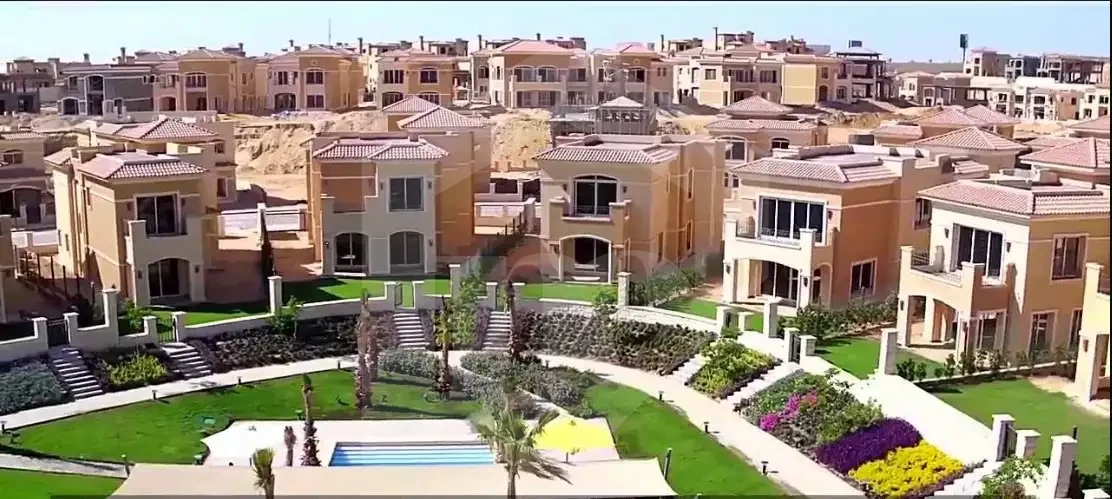 فيلا استاند الون للبيع في كمبوند ستون بارك التجمع منظر عام للكمبوند والمسابح