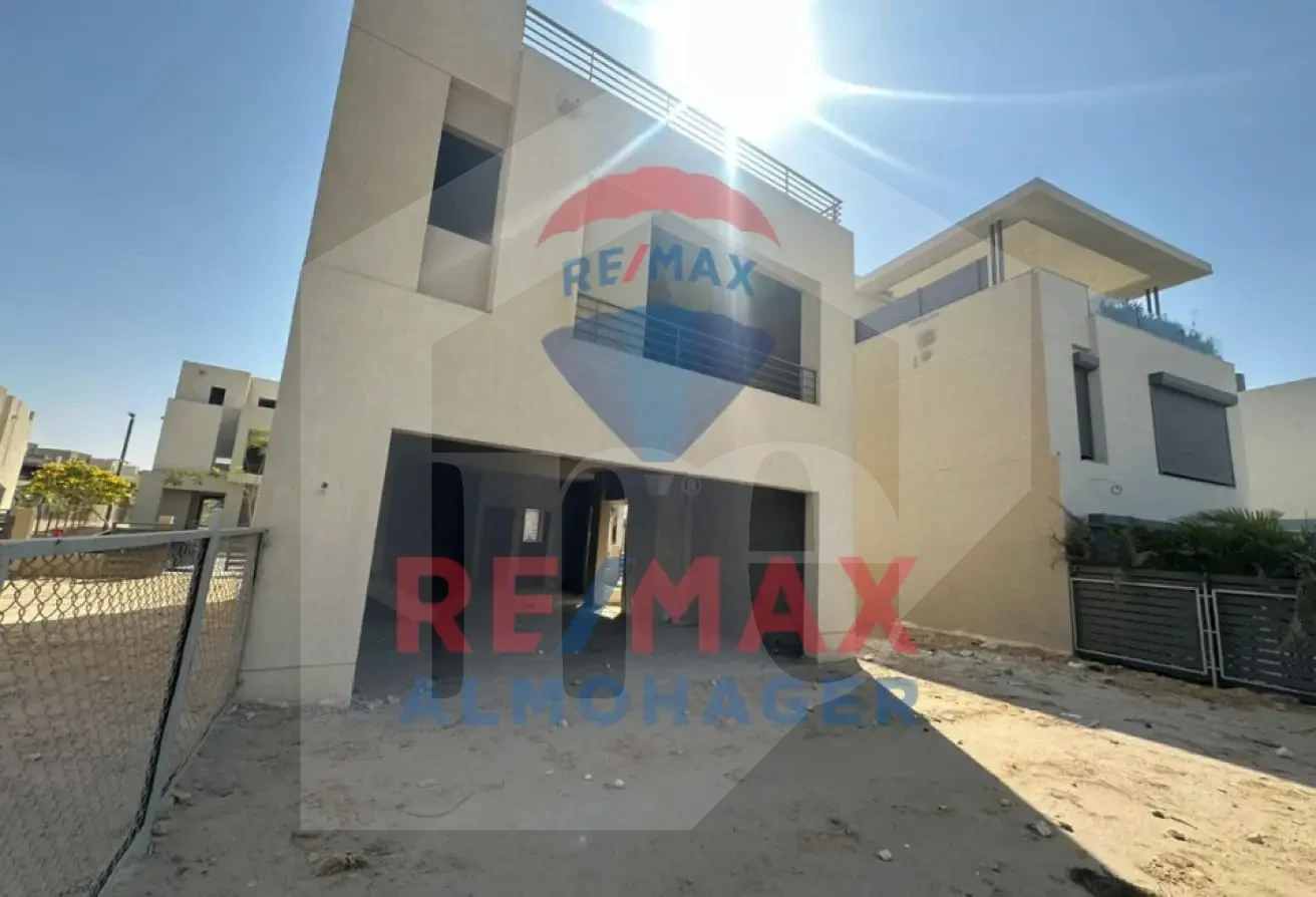 Beautiful Villa for Sale in The Crown Palm Hills - 6th October