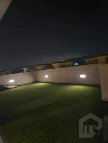 فيلا امام البرج الايقوني للبيع