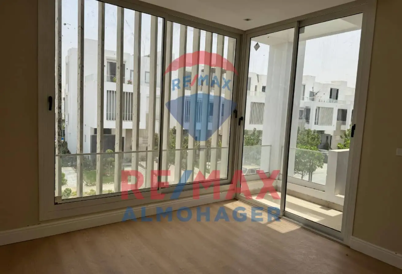Townhouse in Joulz with open views overlooking both the landscape and lake.