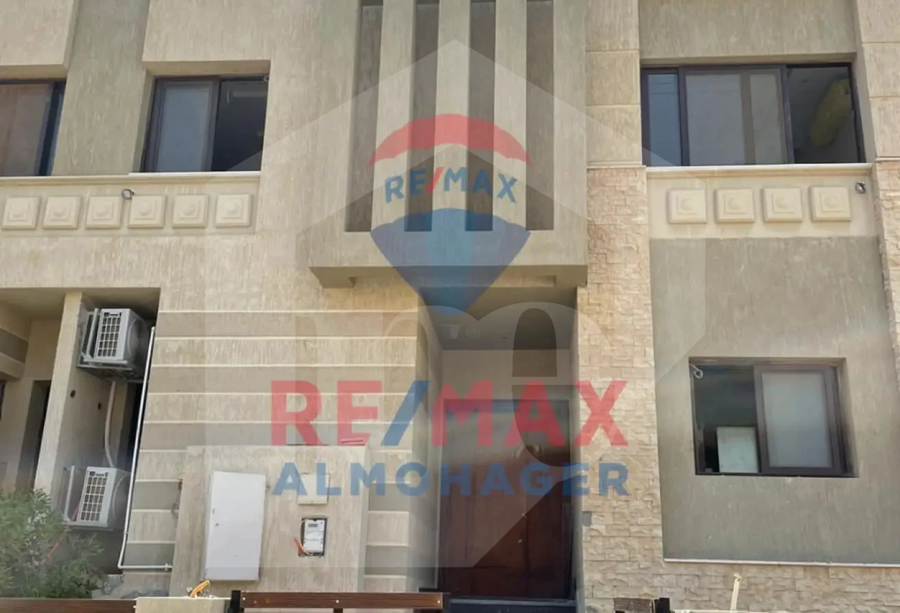 Twin House for Rent - Green 4 Compound - 6th of October City, Ultra Super Lux Finishing - 3D Interior Design