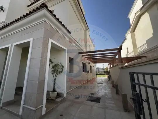 Twin house for rent in Uptown New Cairo, 320m