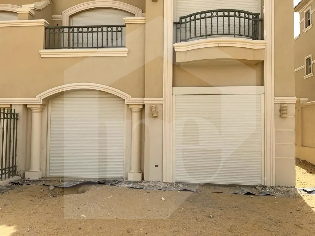 Twin house garage door for sale in El Patio Oro