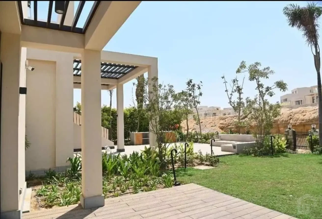Sophisticated One-Story Villa Designed for Refined Living