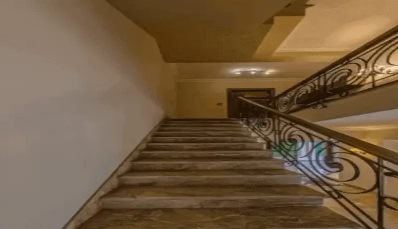 فيلا للبيع في كمبوند الباتيو 2 بسلم داخلي فاخر