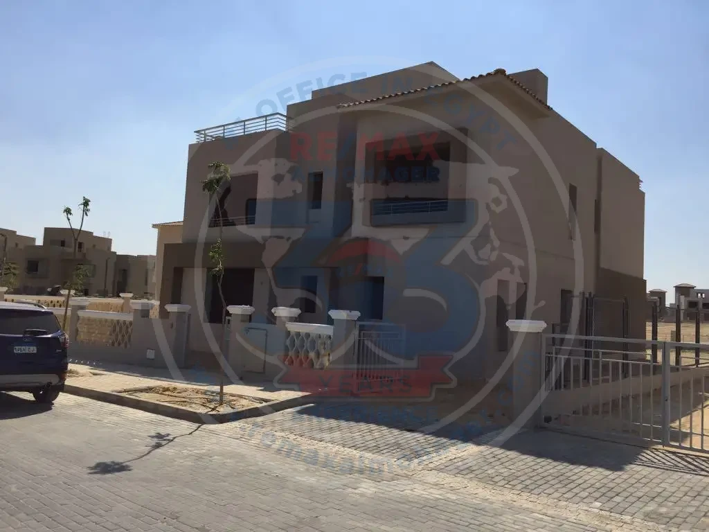 فيلا للبيع في جولف اكستنشن بالم هيلز واجهة حديثة داخل كمبوند راقٍ