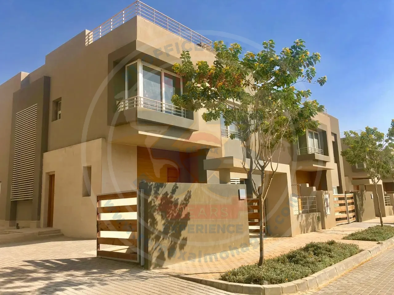 فيلا للبيع في جولف اكستنشن بالم هيلز تصميم معماري مميز وبلكونات واسعة