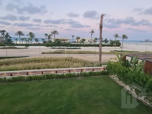 حديقة وإطلالة بحرية في فيلا للبيع في مراسي سيليا