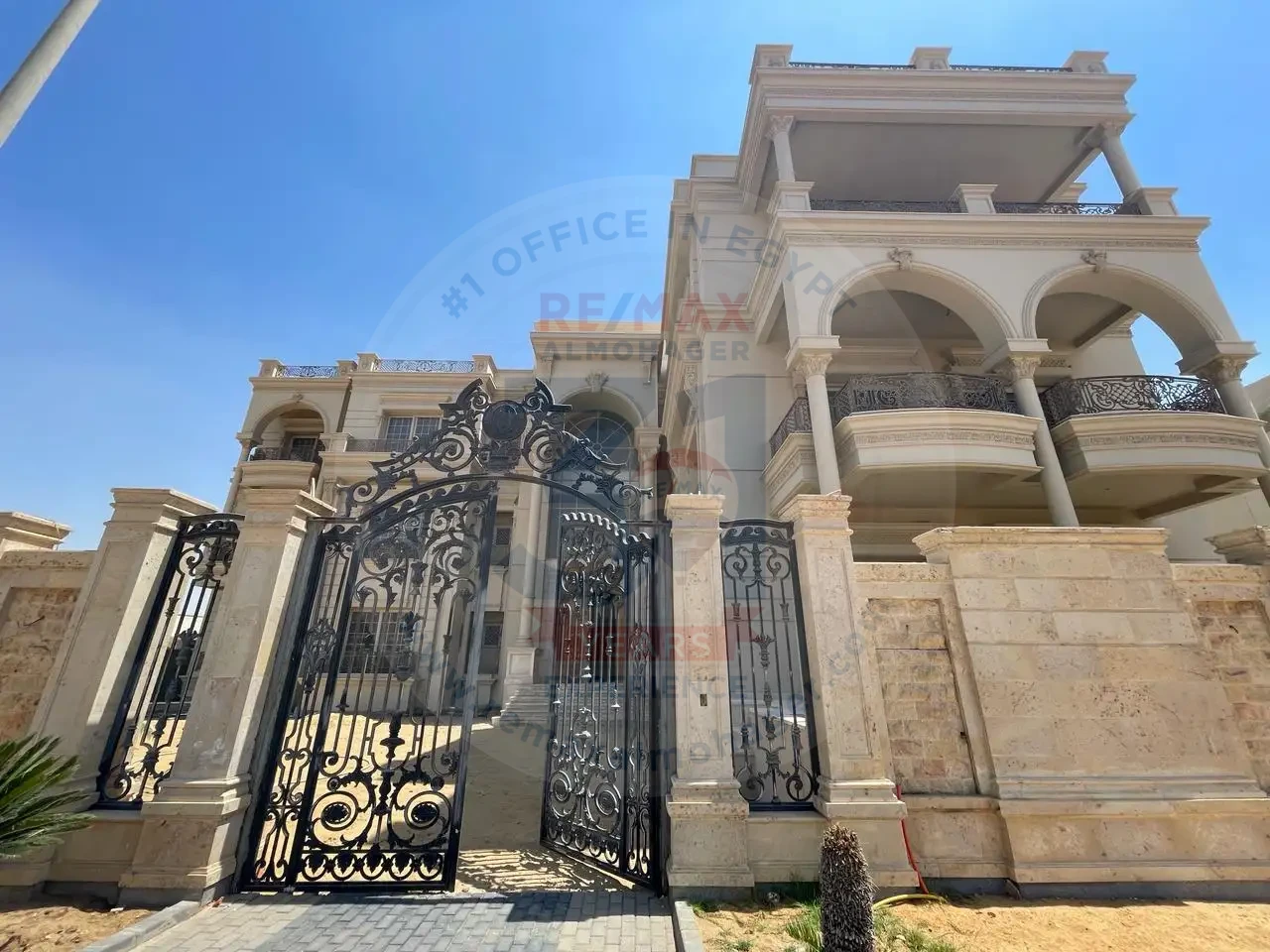 فيلا للبيع في ارض الجولف بالتجمع سوبر لوكس 2125م