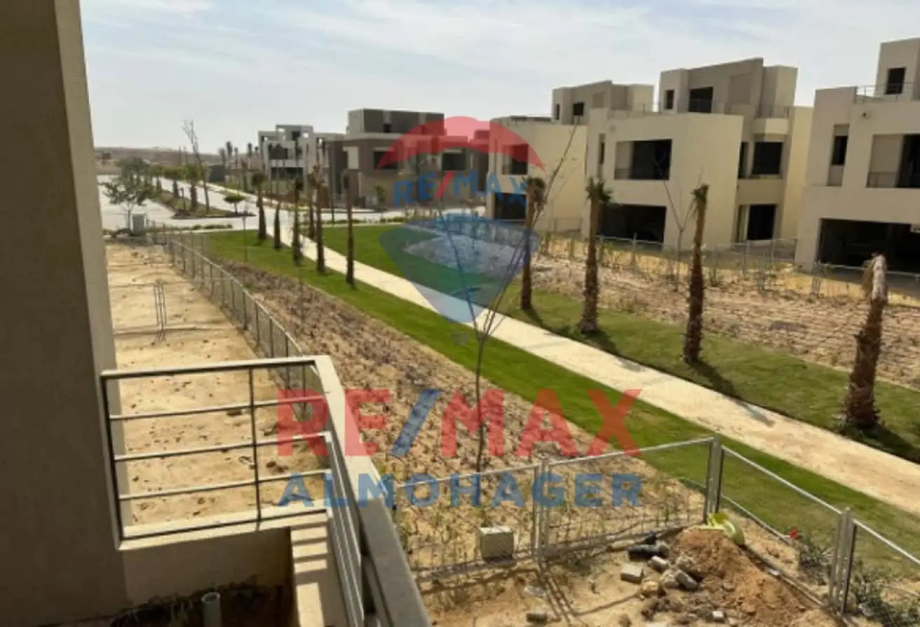 ذا كراون، بالم هيلز، 6 أكتوبر – إطلالة مباشرة على بحيرة – نصف تشطيب – 4 غرف نوم – استلام 2026 – بسعر السوق