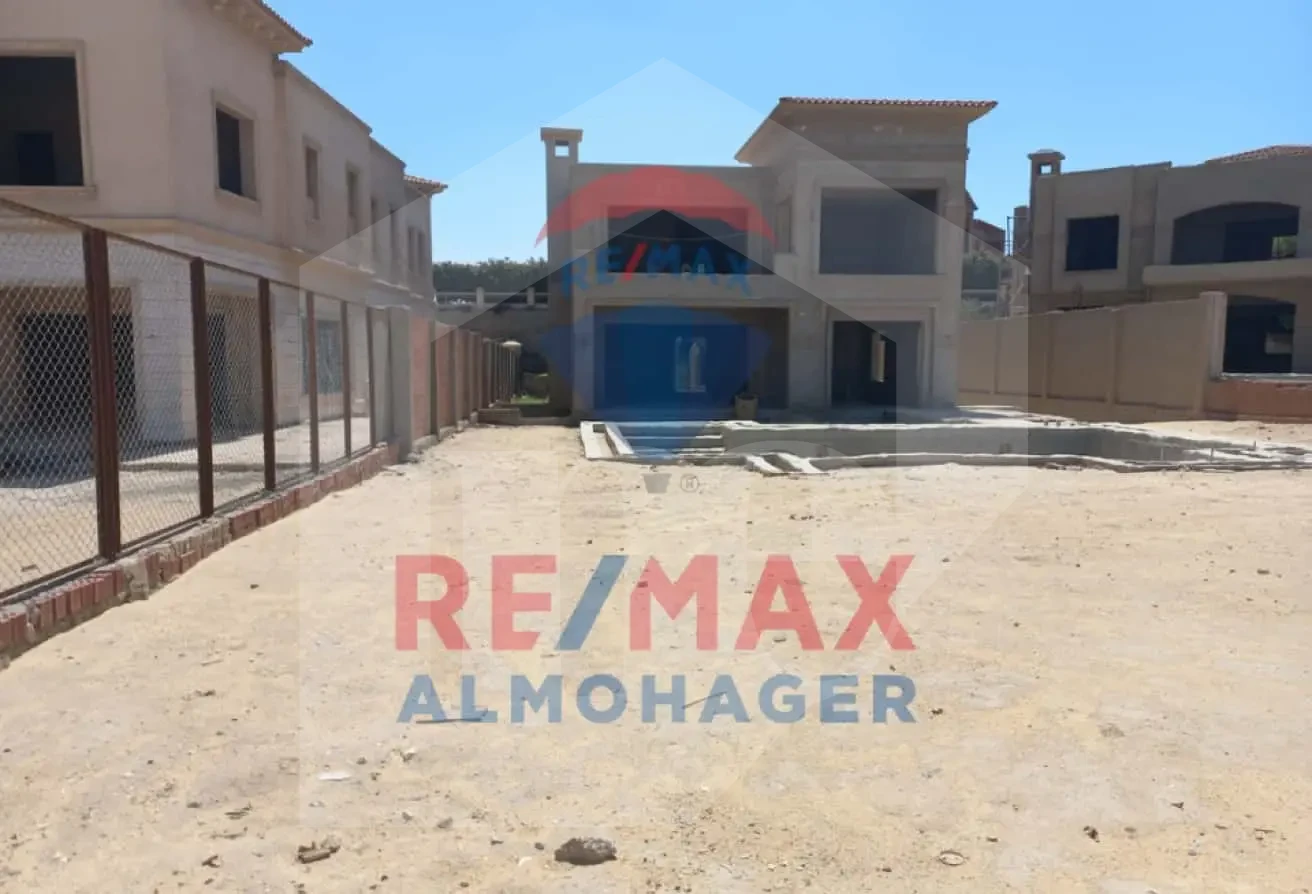 Independent Villa with Pool and Landscaped Garden - City View Residential