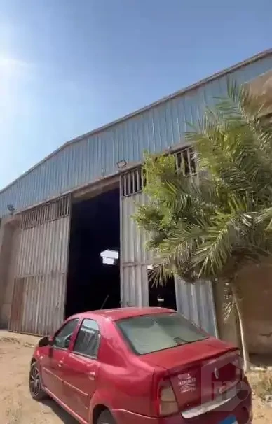 مخزن للبيع بالقرب من موقف السلام